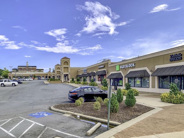 Westchase Plaza: 301 N Shackleford Rd, Little Rock, AR 72211